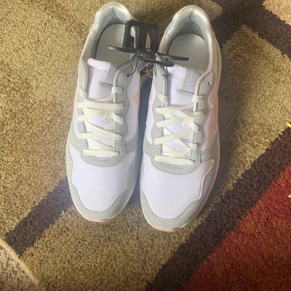 Tennis shoes